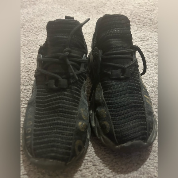 Sneakers | Amazon - Picture 3 of 5